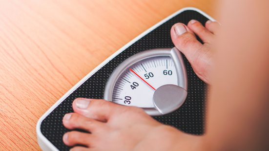 Reduzir o excesso de peso, especialmente quando há acúmulo de gordura na região abdominal, é essencial - Foto: Envato Elements