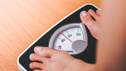 Reduzir o excesso de peso, especialmente quando há acúmulo de gordura na região abdominal, é essencial - Foto: Envato Elements