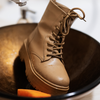 Para que as botas durem por muitas estações, é fundamental saber como limpá-las corretamente - Foto: Envato Elements