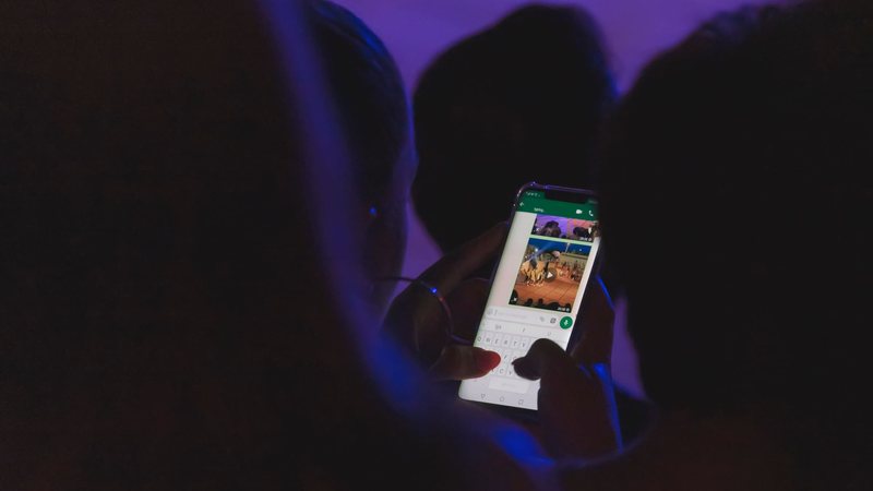 O projeto avança após a denúncia do youtuber Felca, em vídeo que discute a "adultização" - Envato