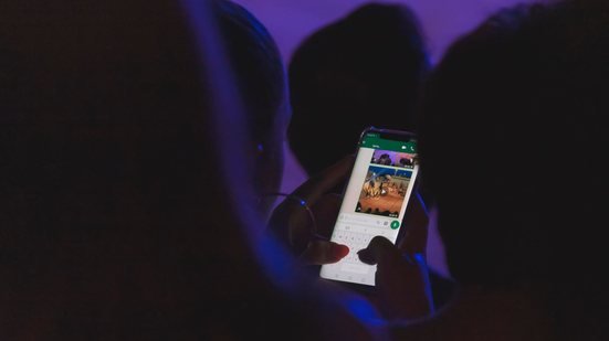 O projeto avança após a denúncia do youtuber Felca, em vídeo que discute a "adultização" - Envato