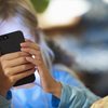 Entre as determinações, o texto proíbe publicidade na internet direcionada para crianças por intermédio de algoritmos - Envato