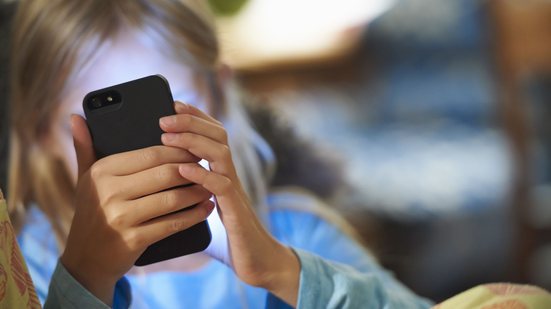 Entre as determinações, o texto proíbe publicidade na internet direcionada para crianças por intermédio de algoritmos - Envato