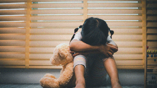 Em muitos casos, as crianças são levadas pelas mães, que fogem de um contexto de violência doméstica - Envato