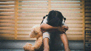 Em muitos casos, as crianças são levadas pelas mães, que fogem de um contexto de violência doméstica - Envato