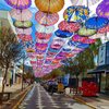 Rua de comércio na cidade oficialmente declarada capital do tricô - Foto: Envato Elements