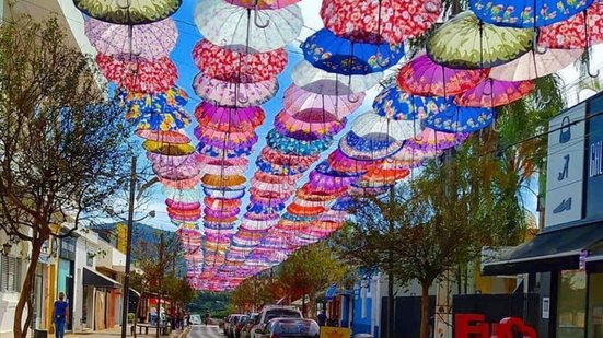 Rua de comércio na cidade oficialmente declarada capital do tricô - Foto: Envato Elements