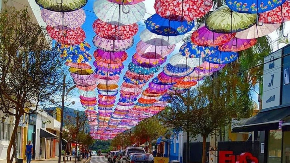 Rua de comércio na cidade oficialmente declarada capital do tricô - Foto: Envato Elements
