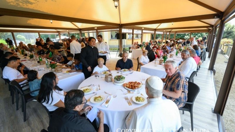 Papa celebrou uma missa especial para o grupo e os convidou para um almoço no palacete de verão do Vaticano - Divulgação/Vatican Media