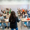 O jovem gosta de ser o protagonista da situação, inclusive quando o assunto é dinheiro - Envato