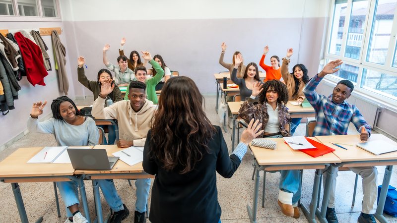 O jovem gosta de ser o protagonista da situação, inclusive quando o assunto é dinheiro - Envato