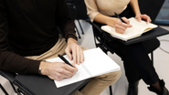 Existem diversos programas que ajudam jovens e adultos a concluir o ensino médio e ingressar no mundo universitário - Foto: Envato Elements