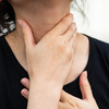 Um dos procedimentos mais eficazes para reverter o engasgo é a manobra de Heimlich - Foto: Envato Elements