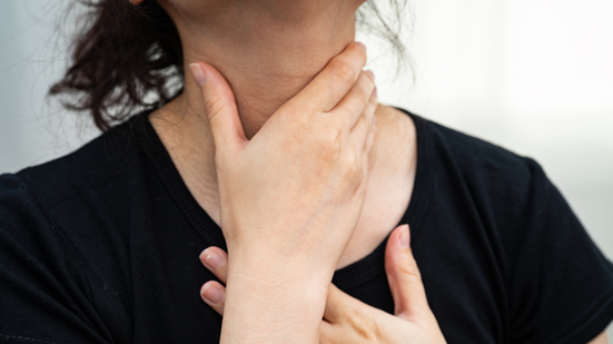 Um dos procedimentos mais eficazes para reverter o engasgo é a manobra de Heimlich - Foto: Envato Elements