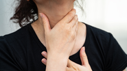 Um dos procedimentos mais eficazes para reverter o engasgo é a manobra de Heimlich - Foto: Envato Elements