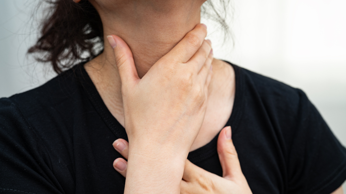 Um dos procedimentos mais eficazes para reverter o engasgo é a manobra de Heimlich - Foto: Envato Elements