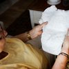 Popularmente chamadas de fralda geriátrica, a roupa íntima descartável tem modelo de vestir e promete mais mobilidade para adultos que sofrem com incontinência - Envato