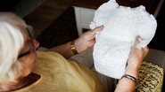 Popularmente chamadas de fralda geriátrica, a roupa íntima descartável tem modelo de vestir e promete mais mobilidade para adultos que sofrem com incontinência - Envato