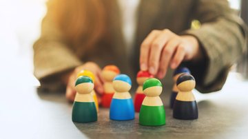 Especialistas destacam que autistas são comumente mal interpretados em suas capacidades e que a falta de inserção no mercado prejudica a real inclusão - Envato