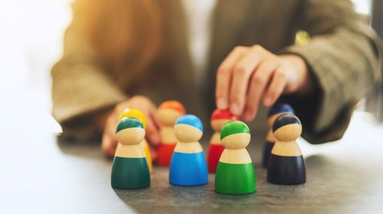 Especialistas destacam que autistas são comumente mal interpretados em suas capacidades e que a falta de inserção no mercado prejudica a real inclusão - Envato