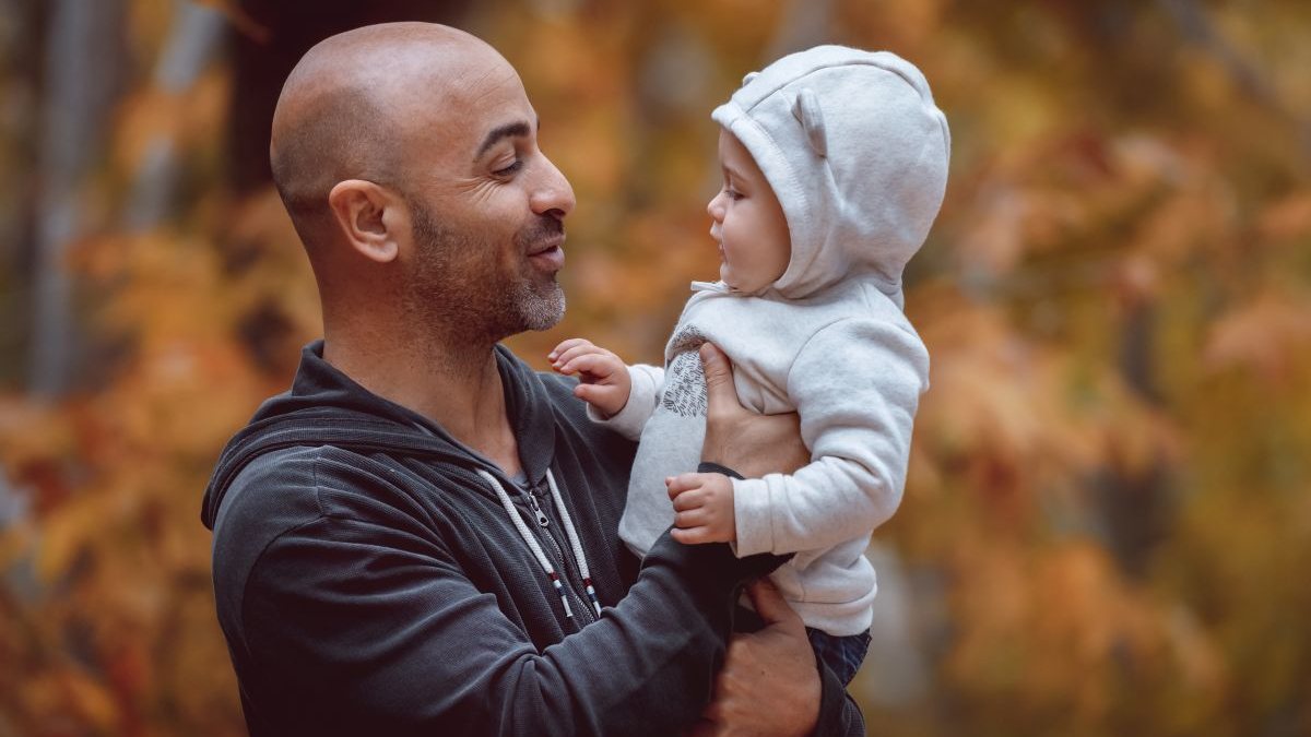 Em 2025, País já registrou mais de 2,7 mil pais 50+. Especialistas comentam impacto psicológico e no cérebro dessa experiência de vida na maturidade - Envato