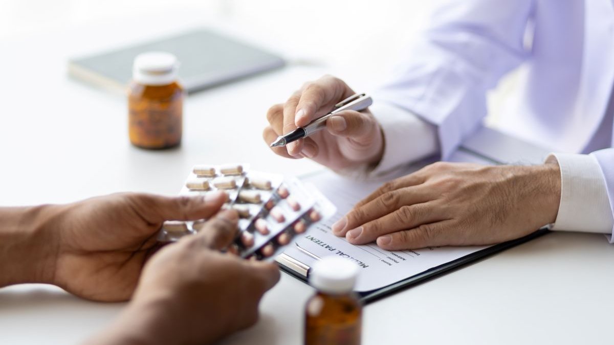 Falhas na indicação de antibióticos podem levar à criação de bactérias resistentes, alerta Sociedade Brasileira de Infectologia (SBI) - Envato