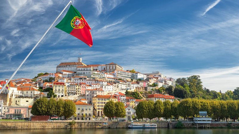 Fruto de um acordo bilateral entre Brasil e Portugal, o Estatuto de Igualdade de Direitos e Deveres concede a brasileiros que o solicitam um conjunto de direitos trabalhistas, políticos e econômicos. - Envato