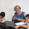 Com paciência e afeto, avós não só oferecem acolhimento emocional, como também ajudam os netos a ganharem confiança e motivação na volta às aulas - Envato