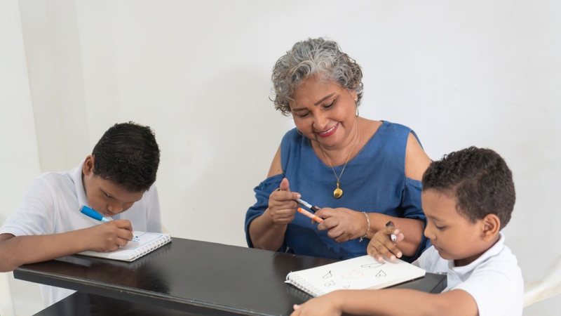 Com paciência e afeto, avós não só oferecem acolhimento emocional, como também ajudam os netos a ganharem confiança e motivação na volta às aulas - Envato