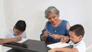 Com paciência e afeto, avós não só oferecem acolhimento emocional, como também ajudam os netos a ganharem confiança e motivação na volta às aulas - Envato