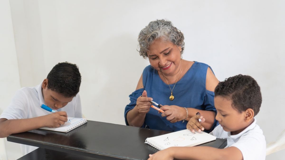 Com paciência e afeto, avós não só oferecem acolhimento emocional, como também ajudam os netos a ganharem confiança e motivação na volta às aulas - Envato