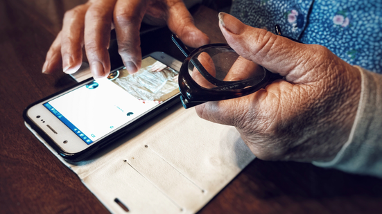 Muitos idosos relatam insegurança e receio ao usar dispositivos, o que pode gerar frustração e afastamento - Foto: Envato Elements