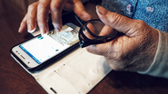 Muitos idosos relatam insegurança e receio ao usar dispositivos, o que pode gerar frustração e afastamento - Foto: Envato Elements