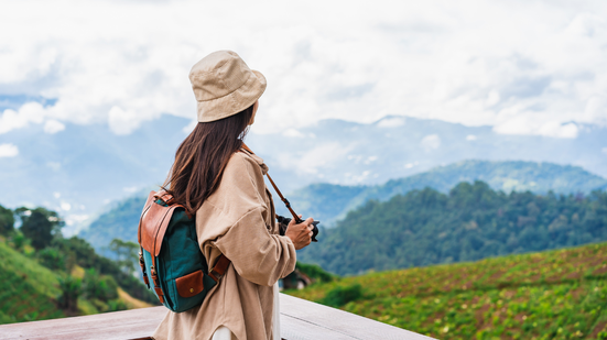 O público de viajantes solteiros vem ganhando destaque no setor turístico paulista - Foto: Envato Elements
