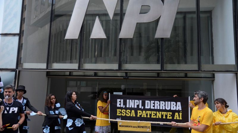 Em 2024, ato pelo uso de medicamentos genéricos no tratamento da hepatite C pedia quebra de patente ao INPI. Ao perder a patente, um medicamento ou insumo farmacêutico pode ser produzido e comercializado livremente por diferentes empresas - Fotos Públicas