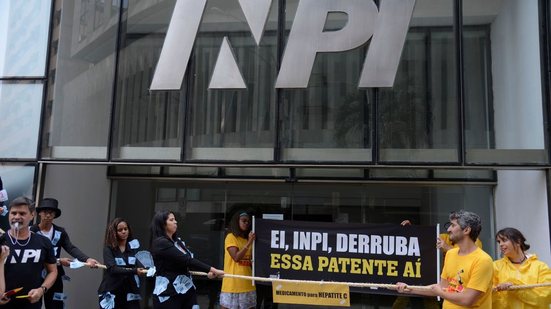 Em 2024, ato pelo uso de medicamentos genéricos no tratamento da hepatite C pedia quebra de patente ao INPI. Ao perder a patente, um medicamento ou insumo farmacêutico pode ser produzido e comercializado livremente por diferentes empresas - Fotos Públicas