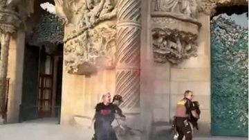 Momento em que as ativistas são presas; a igreja Sagrada Família, em Barcelona, foi projetada pelo arquiteto Antoni Gaudí, - Reprodução /instagram.com/futurovegetal/