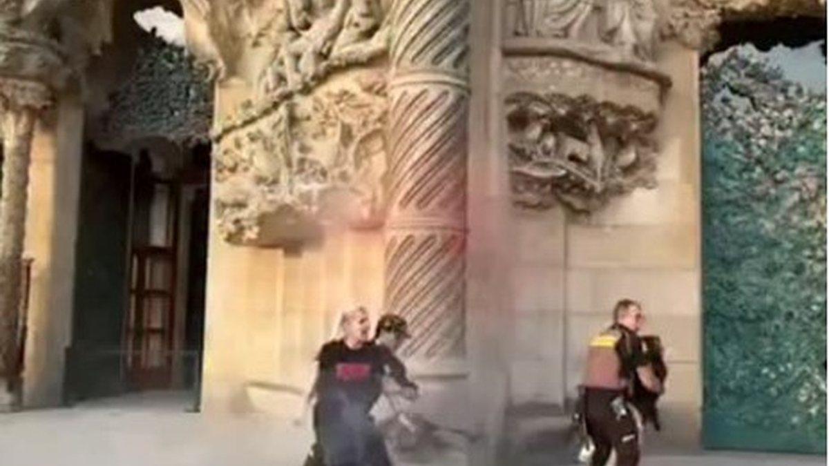 Momento em que as ativistas são presas; a igreja Sagrada Família, em Barcelona, foi projetada pelo arquiteto Antoni Gaudí, - Reprodução /instagram.com/futurovegetal/