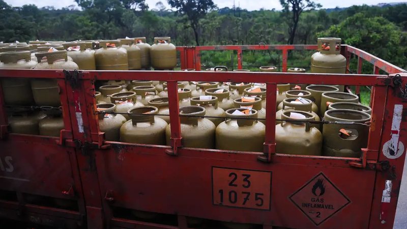 Os beneficiários, que precisam estar cadastrados no CadÚnico, terão um crédito para comprar o gás de cozinha - Marcello Casal jr/Agência Brasil