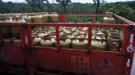 Os beneficiários, que precisam estar cadastrados no CadÚnico, terão um crédito para comprar o gás de cozinha - Marcello Casal jr/Agência Brasil
