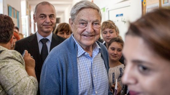O filho de George Soros (foto), Alex, reside o Conselho de Administração da Open Society Foundations, que diz ser contra violência - Reprodução / Open Society Foundations