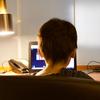 Jovens brasileiros passam, em média, quase 5 horas por dia conectados a dispositivos digitais - Foto: Envato Elements