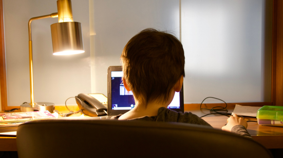 Jovens brasileiros passam, em média, quase 5 horas por dia conectados a dispositivos digitais - Foto: Envato Elements
