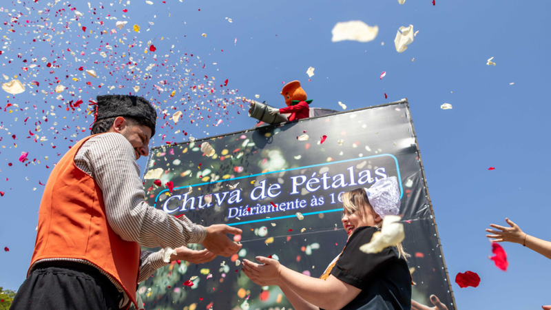 Um dos pontos altos do evento é a Chuva de Pétalas, espetáculo que encanta com cores e aromas - Foto: reprodução arquivo Expoflora