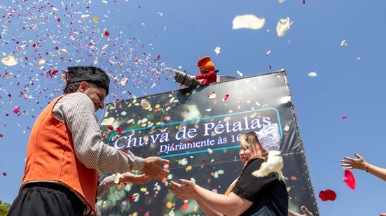 Um dos pontos altos do evento é a Chuva de Pétalas, espetáculo que encanta com cores e aromas - Foto: reprodução arquivo Expoflora