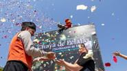Um dos pontos altos do evento é a Chuva de Pétalas, espetáculo que encanta com cores e aromas - Foto: reprodução arquivo Expoflora