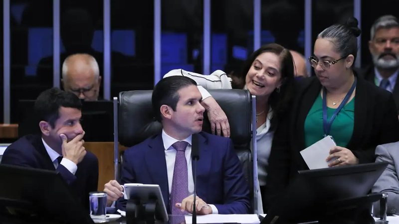 Pela regra vigente em 2025, quem ganha até dois salários (R$ 3.036,00) está isento - Lula Marques/Agência Brasil