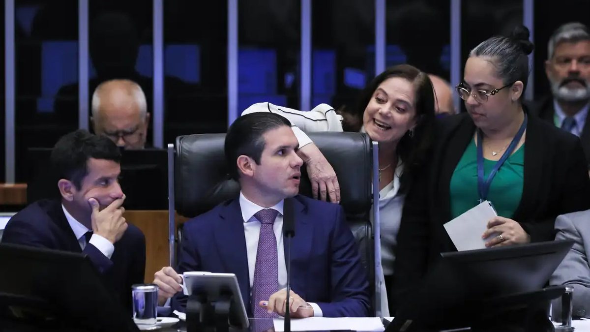 Pela regra vigente em 2025, quem ganha até dois salários (R$ 3.036,00) está isento - Lula Marques/Agência Brasil