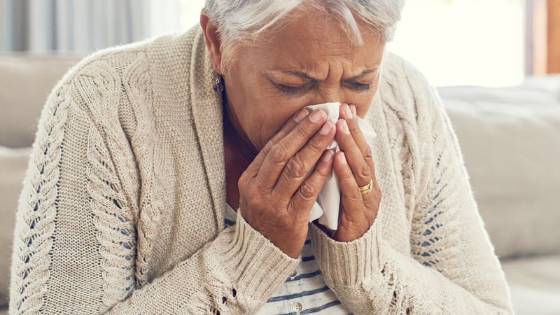 A gripe costuma ter início repentino e sintomas mais intensos do que o resfriado comum - Foto: Envato Elements