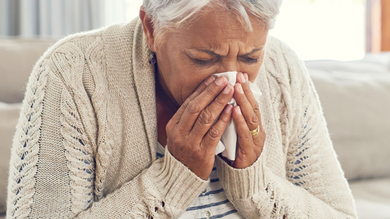 A gripe costuma ter início repentino e sintomas mais intensos do que o resfriado comum - Foto: Envato Elements